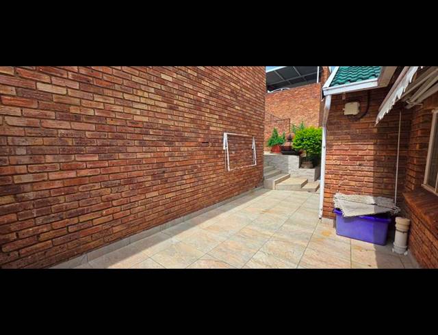 2 BEDROOM TOWNHOUSE FOR SALE IN HELDERKRUIN